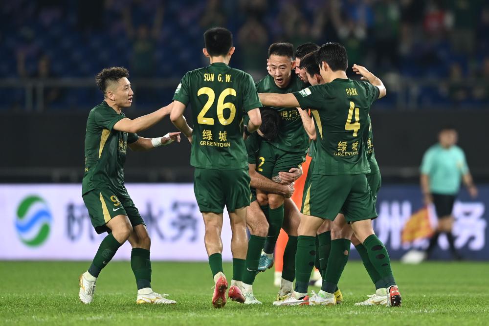 从瘦高前锋到英超空霸传奇彼得克劳奇的足球生涯高光时刻与经典故事