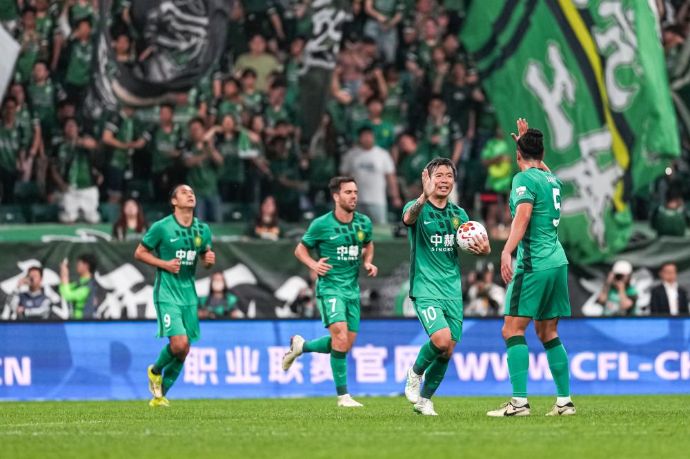 赫斯基足球生涯全景回顾 从英超锋霸到赛场传奇的成长与蜕变